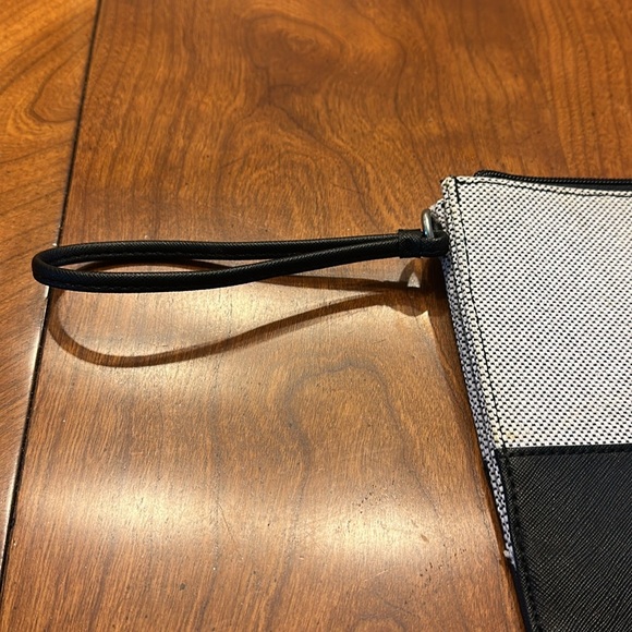 Calvin Klein Textured Black/White Large Wristlet NWOT - Picture 3 of 7